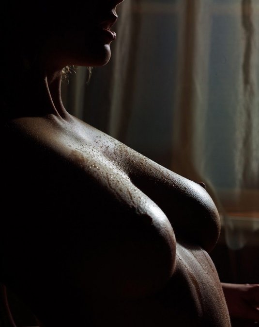 Красивые сиськи в темноте