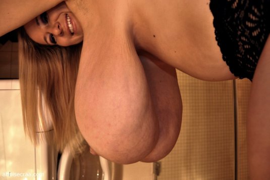 Огромные висячие груди до колен