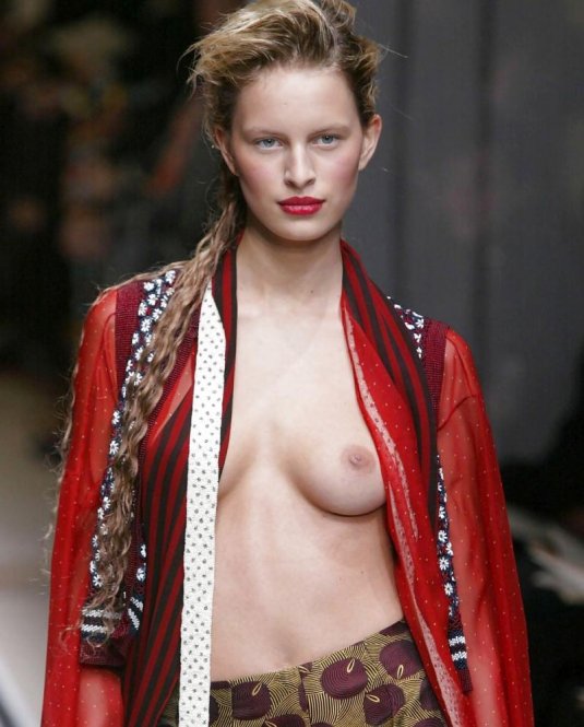 Эротические модели на подиуме