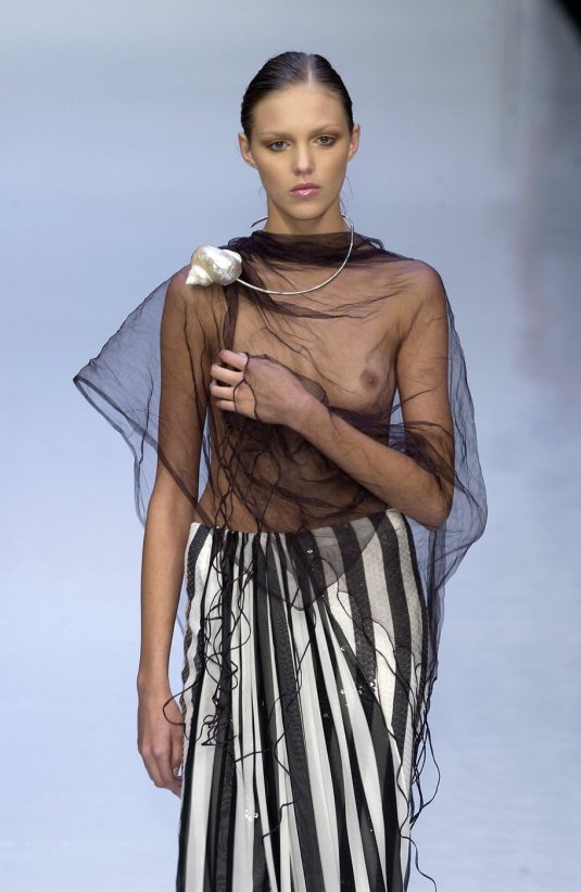 Голые негритянки на подиуме