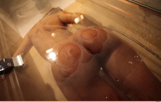 Сиськи на стекло в ванной