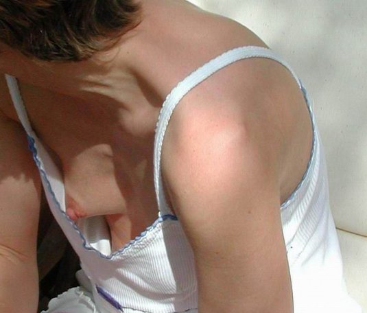 Маленькие сиськи под блузкой