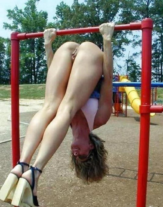 Девушки на перекладине ню