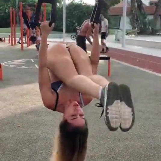 Голые бабы подтягиваются