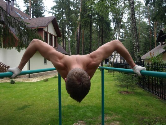 Парень на турнике