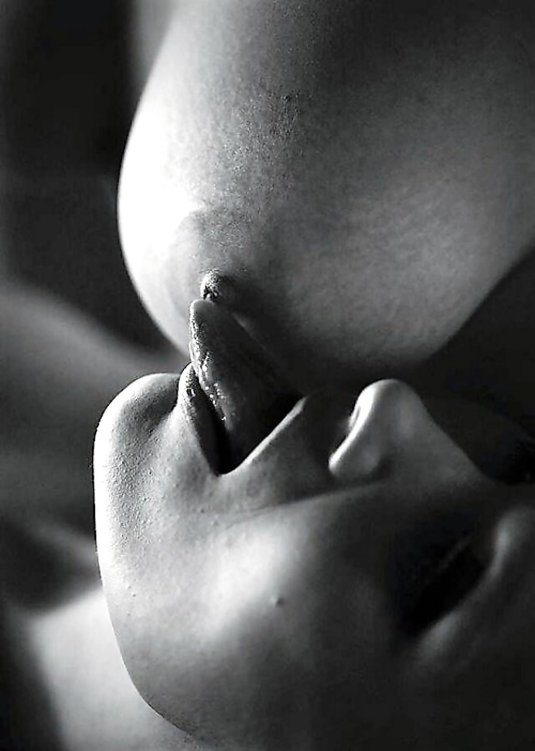 Прикусывает соски