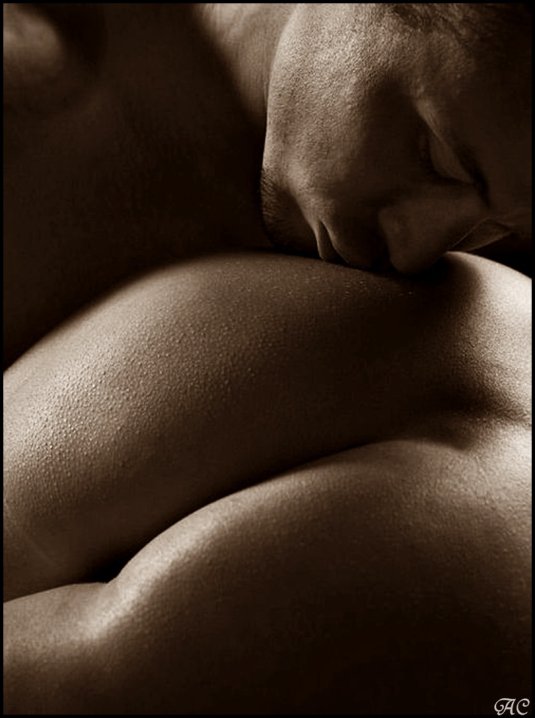 Мужчина ню с женщиной ласки