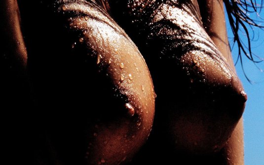 Голая женская грудь в мурашках