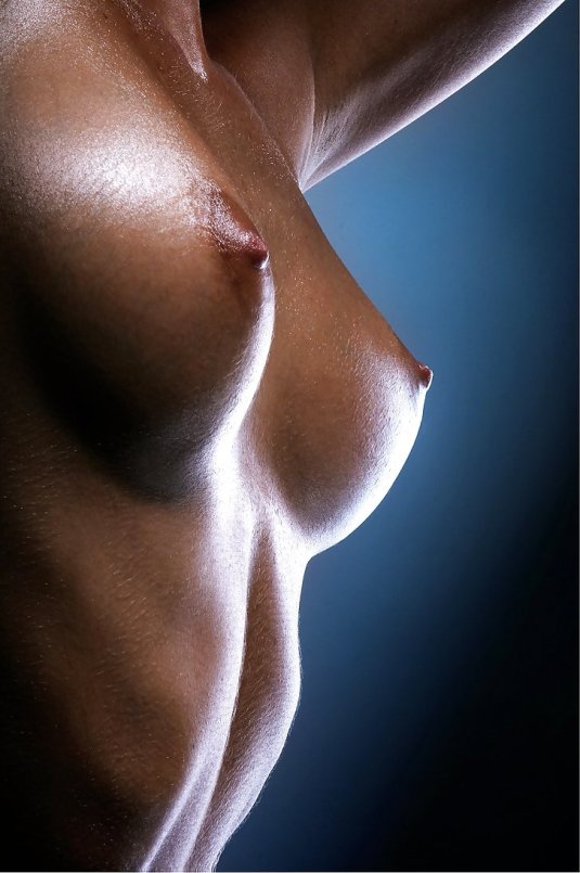 Маленькая упругая грудь