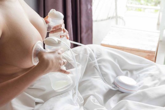 Девушка сцеживает молоко