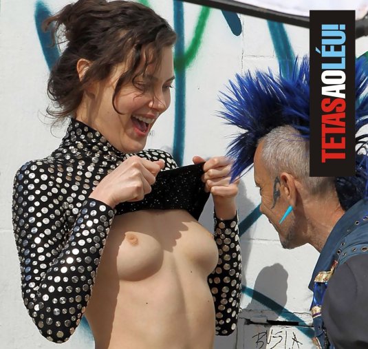 Засветилась сиськи на улице