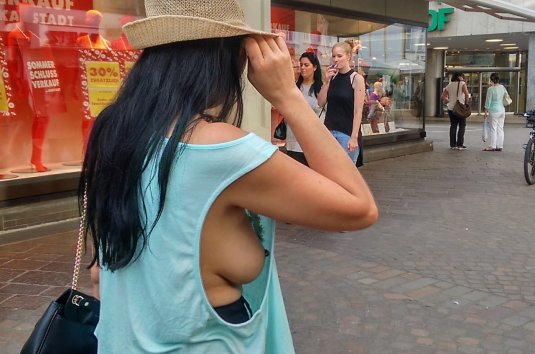 Засветила голую грудь на улице