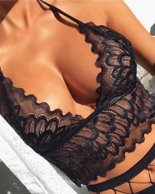 Грудь в кружевном бюстгальтере