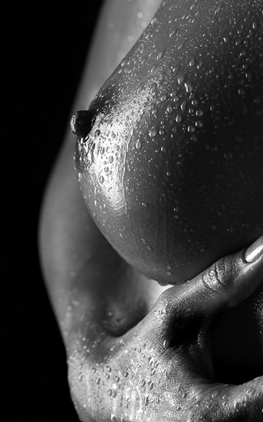 Мокрая грудь крупным планом