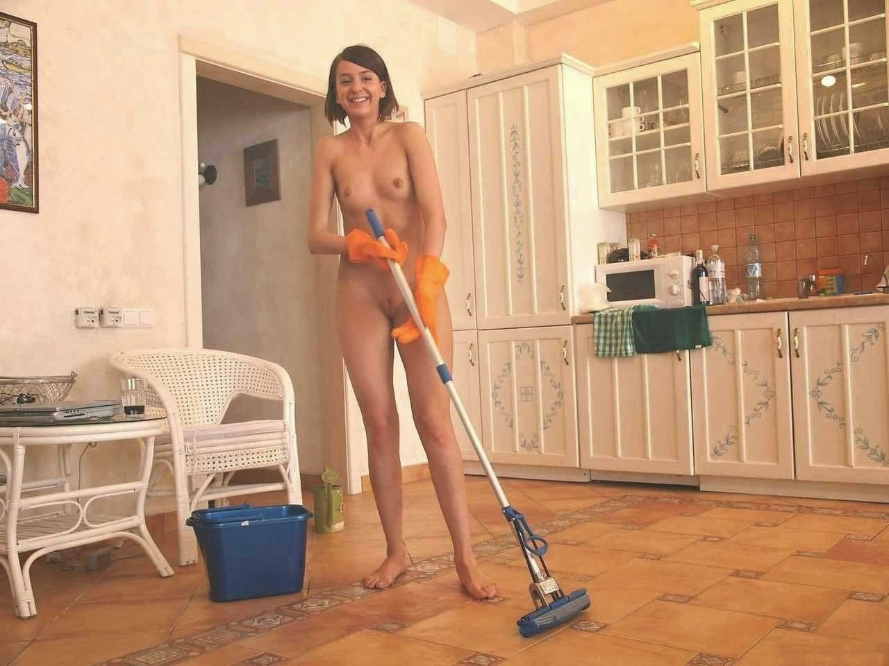 Уборка дома без трусов (125 фото)