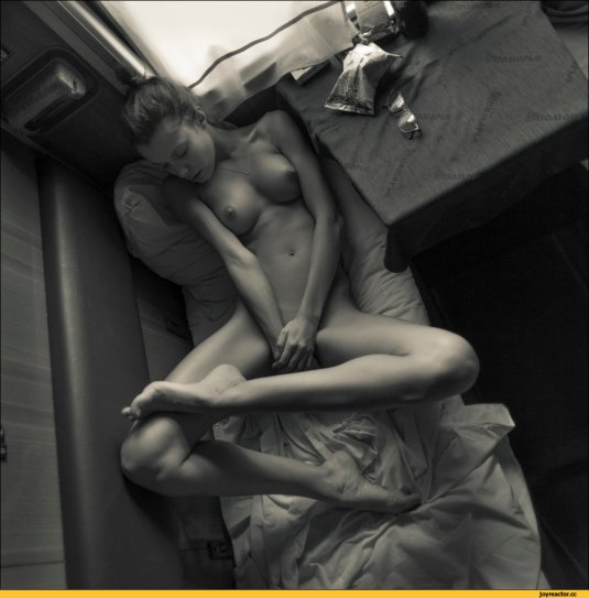 Девушки без трусиков в поезде