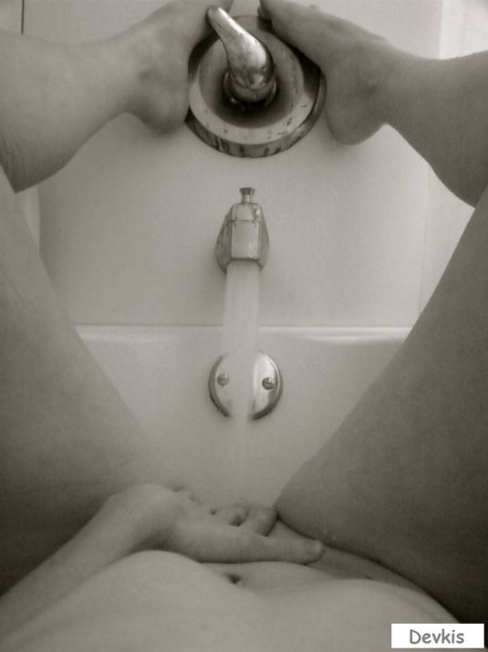 Красивая мастурбация в душе