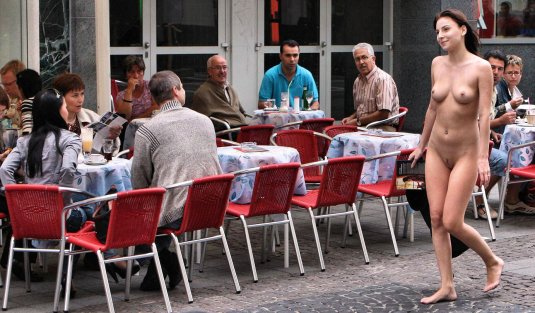 Топлесс в общественных местах