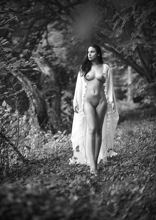 Эротический фотосет в лесу