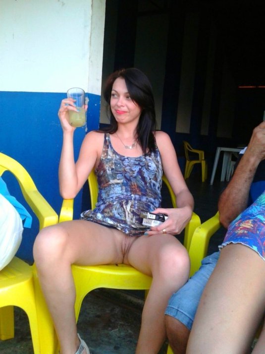 Женщины без трусов под юбкой