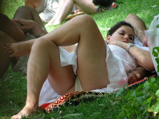 Девушки без трусиков на улице