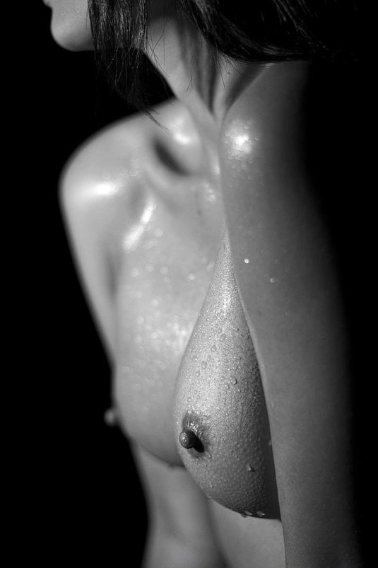 Мокрые волосы голая грудь