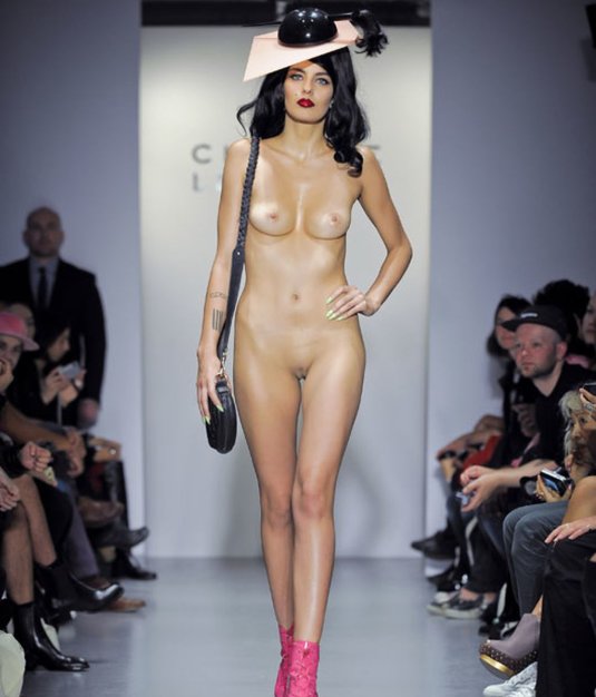 Девушка одетая и раздетая