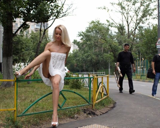 Голые девки без трусов на улице