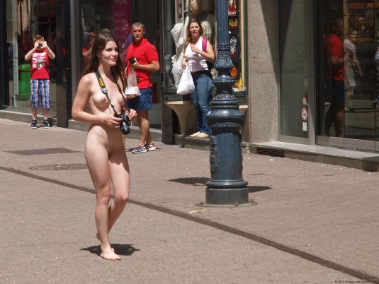 В чулках без трусиков на улице