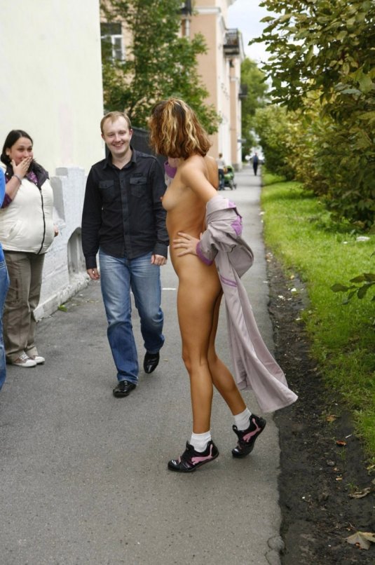 Девушки в одежде без трусиков