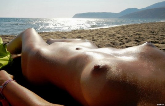 Голая на пляже от первого лица