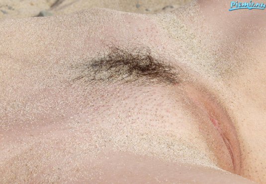 Красивые голые киски на пляже