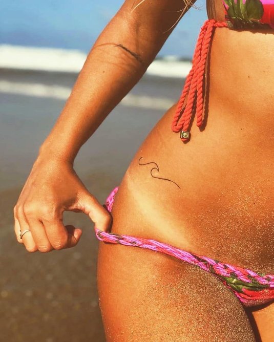 Красивое тату на бикини