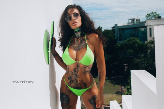 Девушки бикини зеленый тату