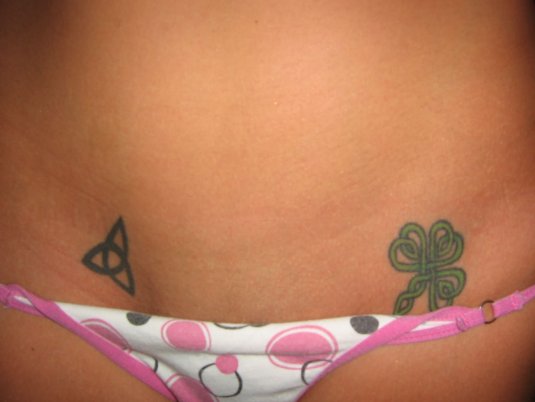 Пирсинг у девушек в зоне бикини