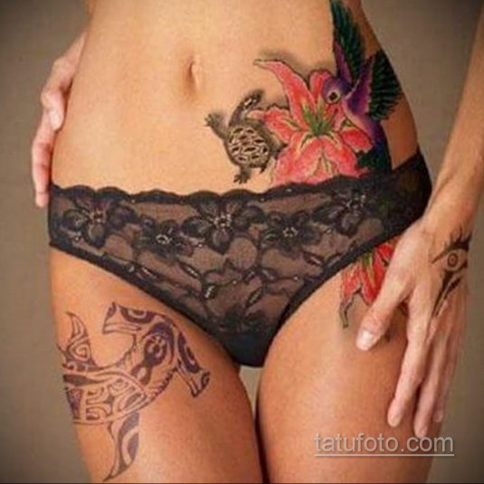 Тату в зоне бикини у девушки