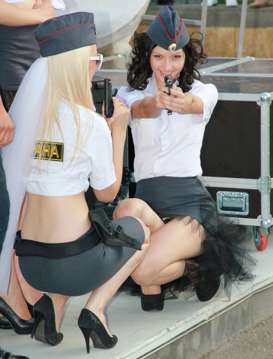 Полиция Парадайз Джина голая