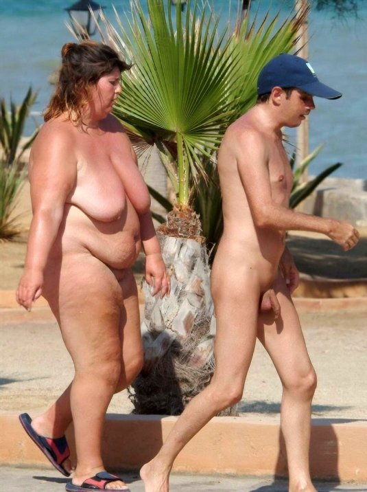 Голые пожилые пары на пляже