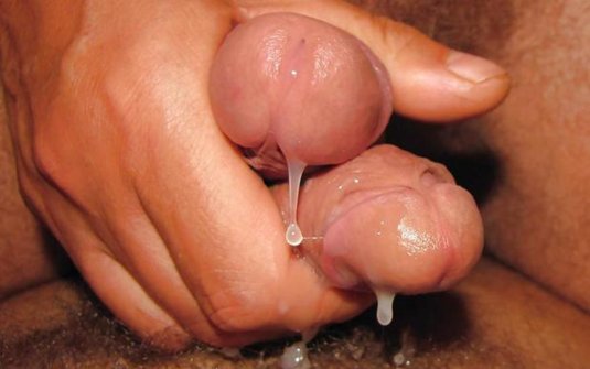 Транс с большим хуем кончает