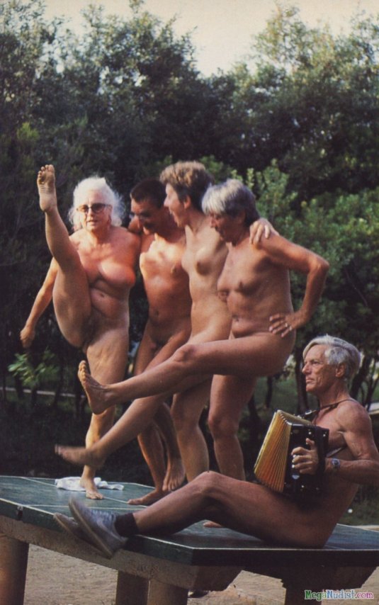 Голые девки на пляже ретро