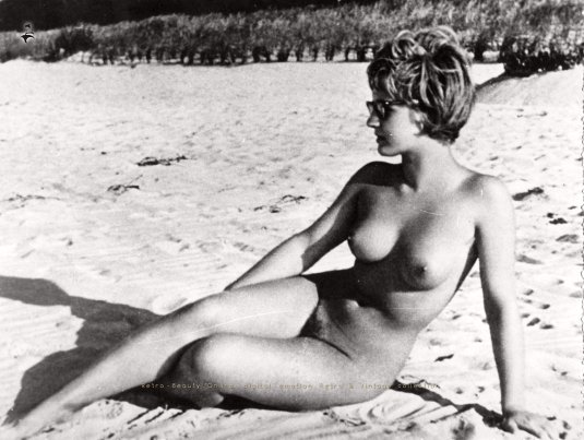 Голые женщины на пляже ретро