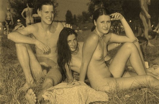 Группа зрелых нудисток