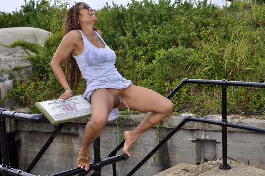 Девушка без комплексов писает в публичном месте