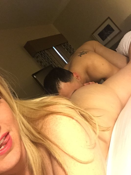 Девушка фоткает кунилингус