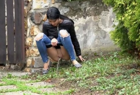 Девушка пописала на улице