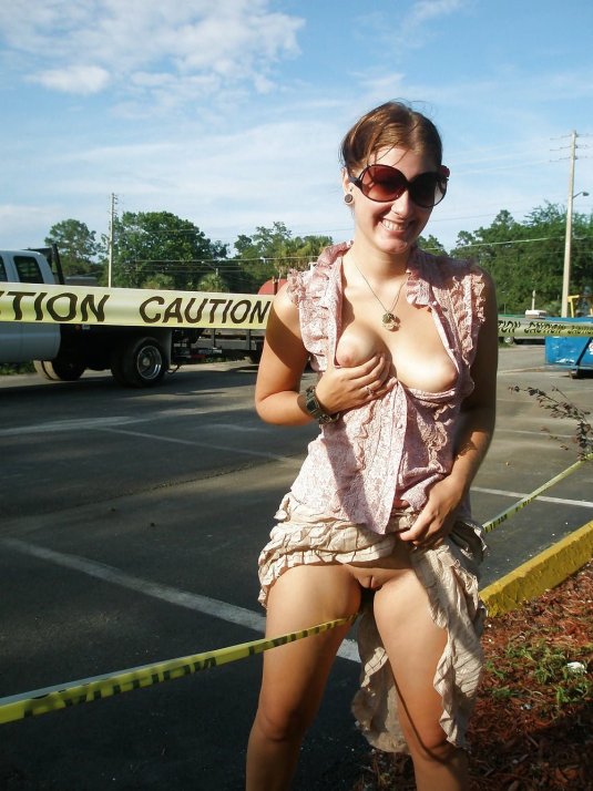 Звезда в машине без трусов