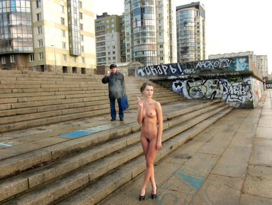 Девушка разделась на крыше