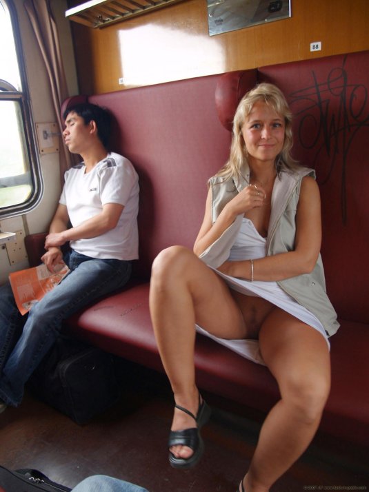 Девушки в поезде без трусов