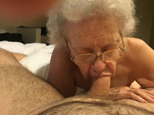 Старуха отсасывает у молодого