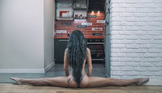 Девушки на шпагате без трусов